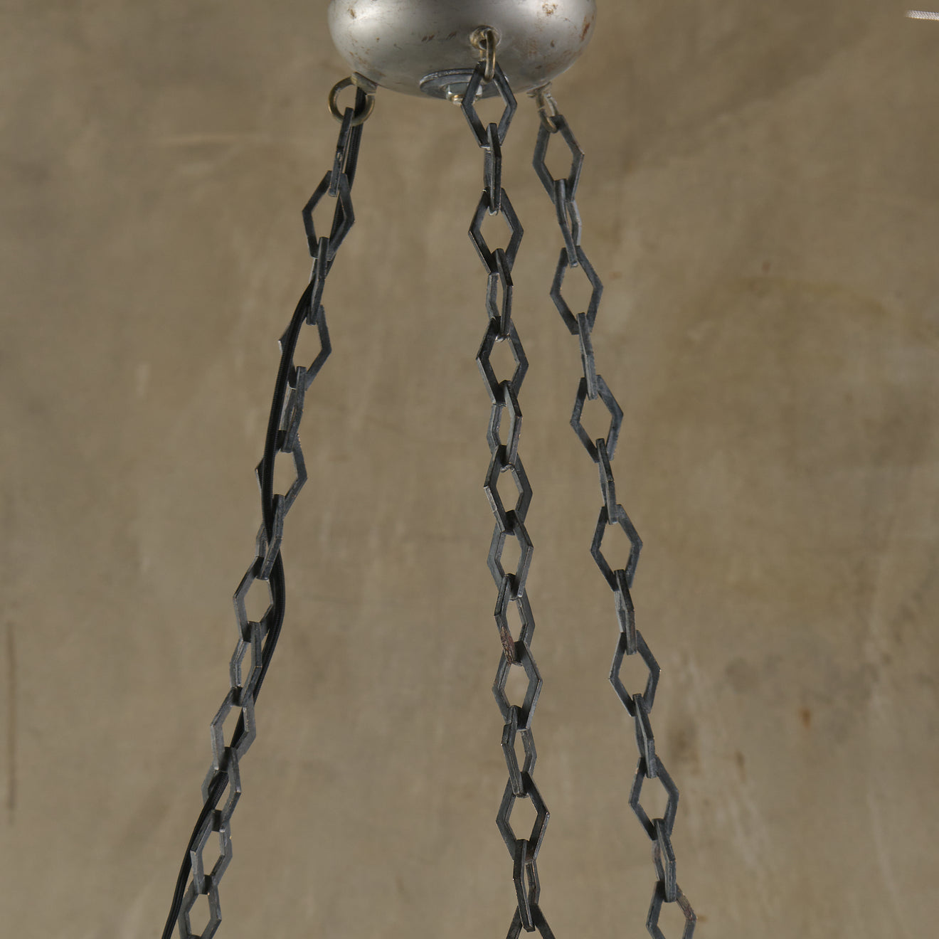 3-SIDED HANGING FIXTURE IN THE MANNER OF POLIARTE